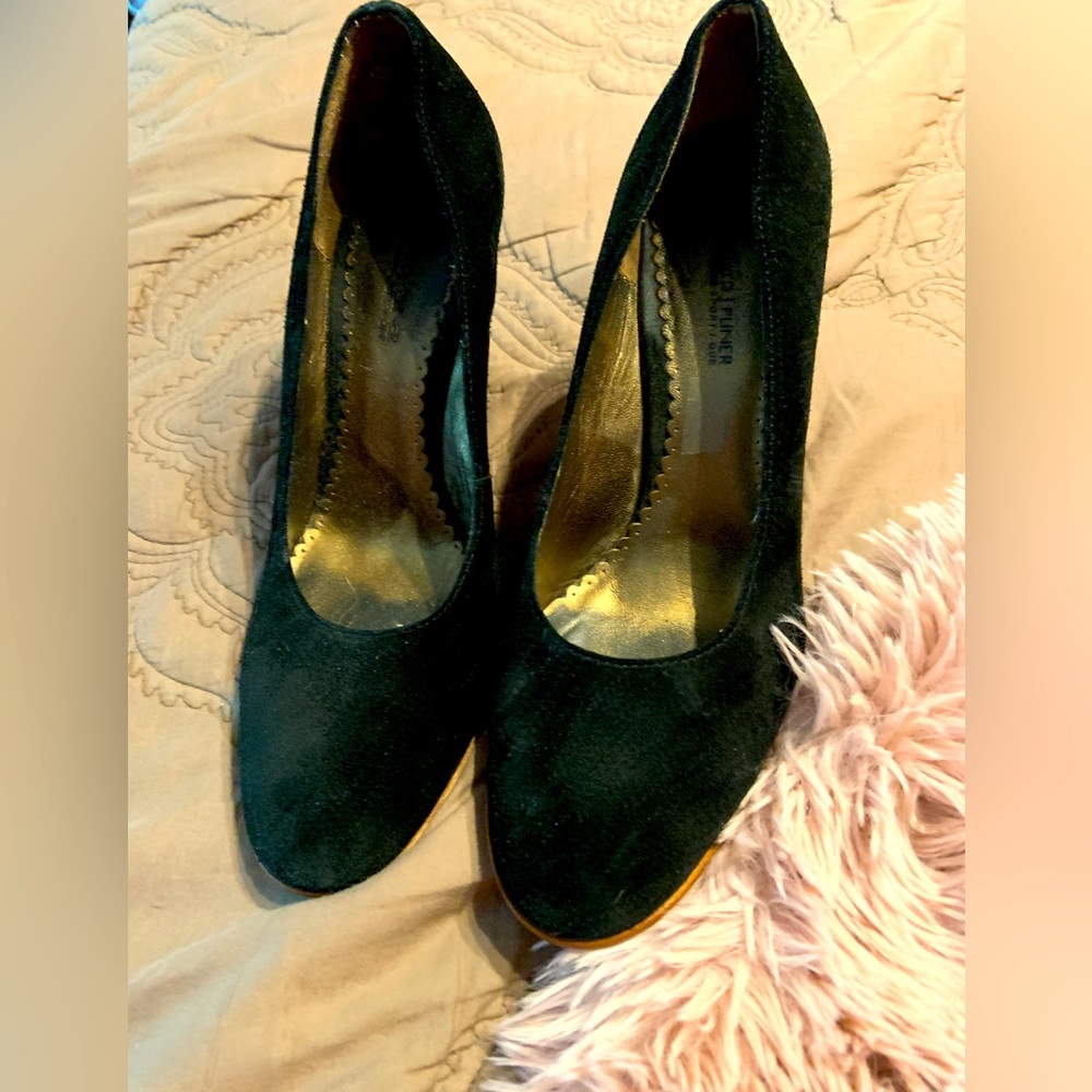 Donald Pliner suede wedge Size 8. Worn once very classy switching out my closet